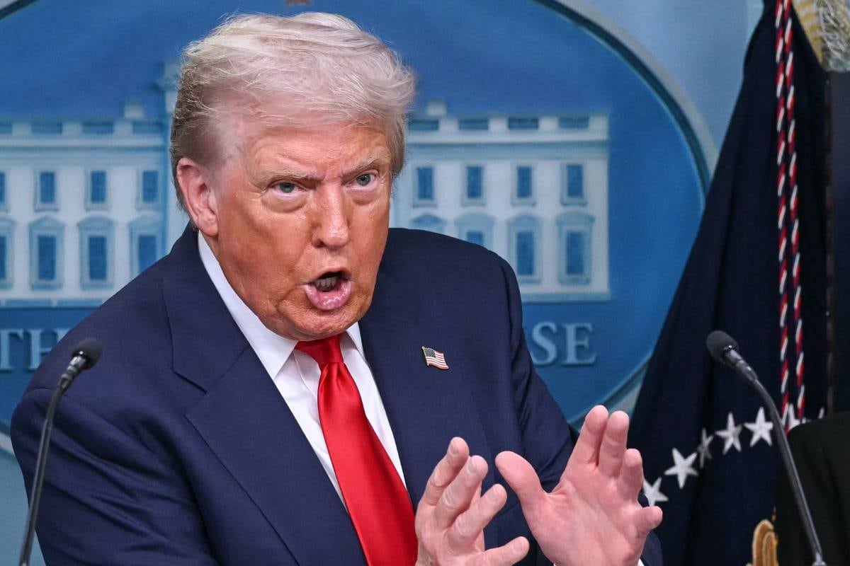El presidente de Estados Unidos, Donald Trump, habla durante una conferencia de prensa para abordar el tema de la delincuencia en Washington, D.C., en la Sala de Prensa Brady de la Casa Blanca, el 11 de agosto de 2025. Foto: ANDREW CABALLERO-REYNOLDS / AFP