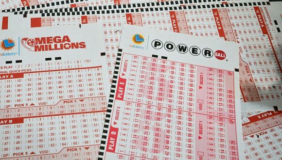 Los billetes de lotería Mega Millions y Powerball se ven en San Gabriel, California, el 19 de julio de 2023 (Foto: Frederic J. Brown / AFP)