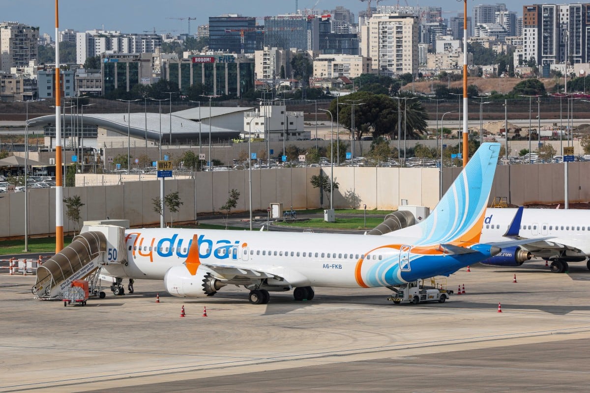 Se observa un vuelo de FlyDubai con destino a Dubái antes de despegar del aeropuerto Ben Gurión, cerca de Tel Aviv, el 30 de septiembre de 2026. Un pasajero de un vuelo de flydubai desviado —que originalmente se dirigía a Tel Aviv— declaró que uno de los pilotos intentó estrellar el avión y matar a todos los ocupantes, tras descubrirse que ambos pilotos estaban heridos al aterrizar en Arabia Saudita. (Foto de Jack GUEZ / AFP)