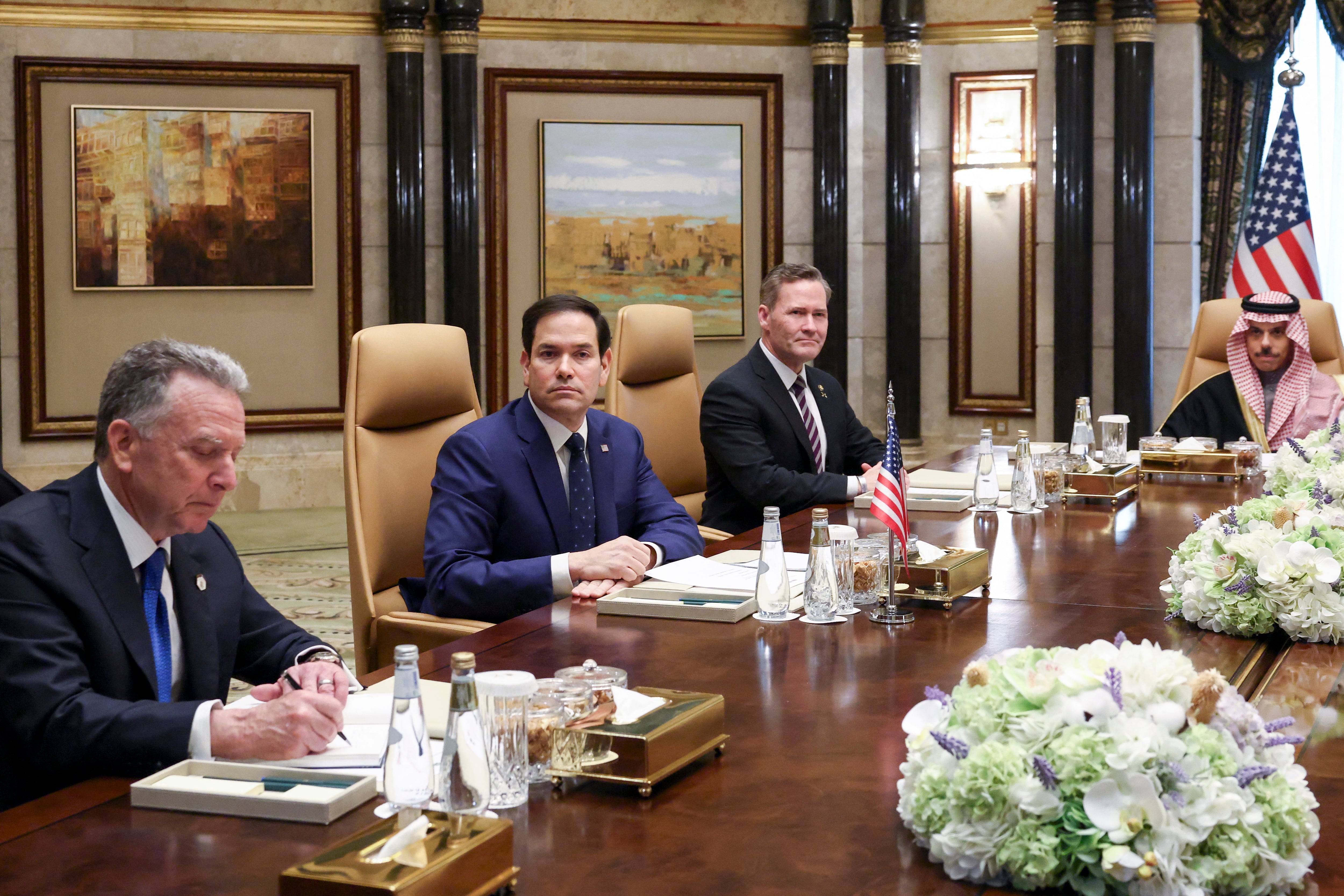 El enviado de Estados Unidos para Oriente Medio, Steve Witkoff, el secretario de Estado, Marco Rubio, y el asesor de seguridad nacional, Mike Waltz, asisten a una reunión con el ministro de Asuntos Exteriores de Arabia Saudí, el príncipe Faisal bin Farhan al-Saud, y el asesor de seguridad nacional, y con el asesor de política exterior del presidente ruso y el ministro de Asuntos Exteriores ruso en el Palacio Diriyah de Riad el 18 de febrero de 2025. (Foto de Evelyn Hockstein / POOL / AFP)