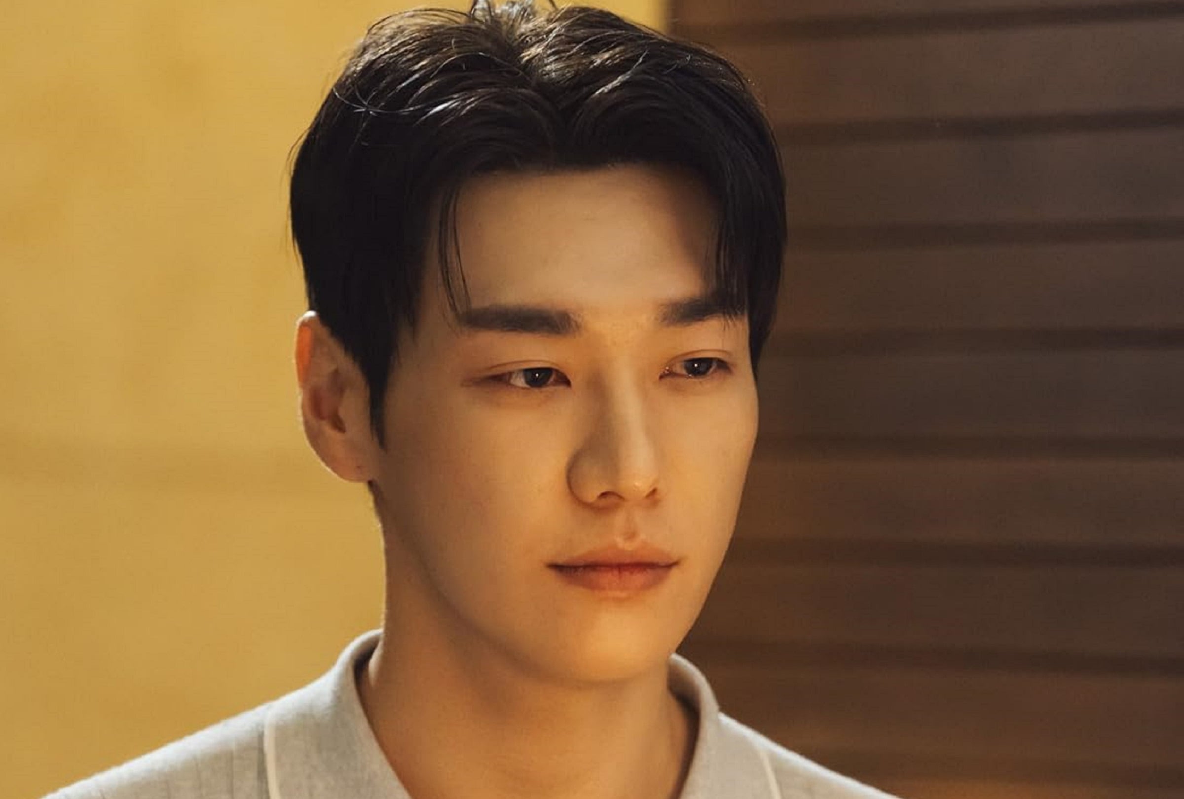 Kim Young-kwang interpreta a Baek Ho-rang, quien utiliza un corazón artificial cuya batería se está agotando, en la comedia romántica coreana "La chispa del amor" (Foto: Netflix)