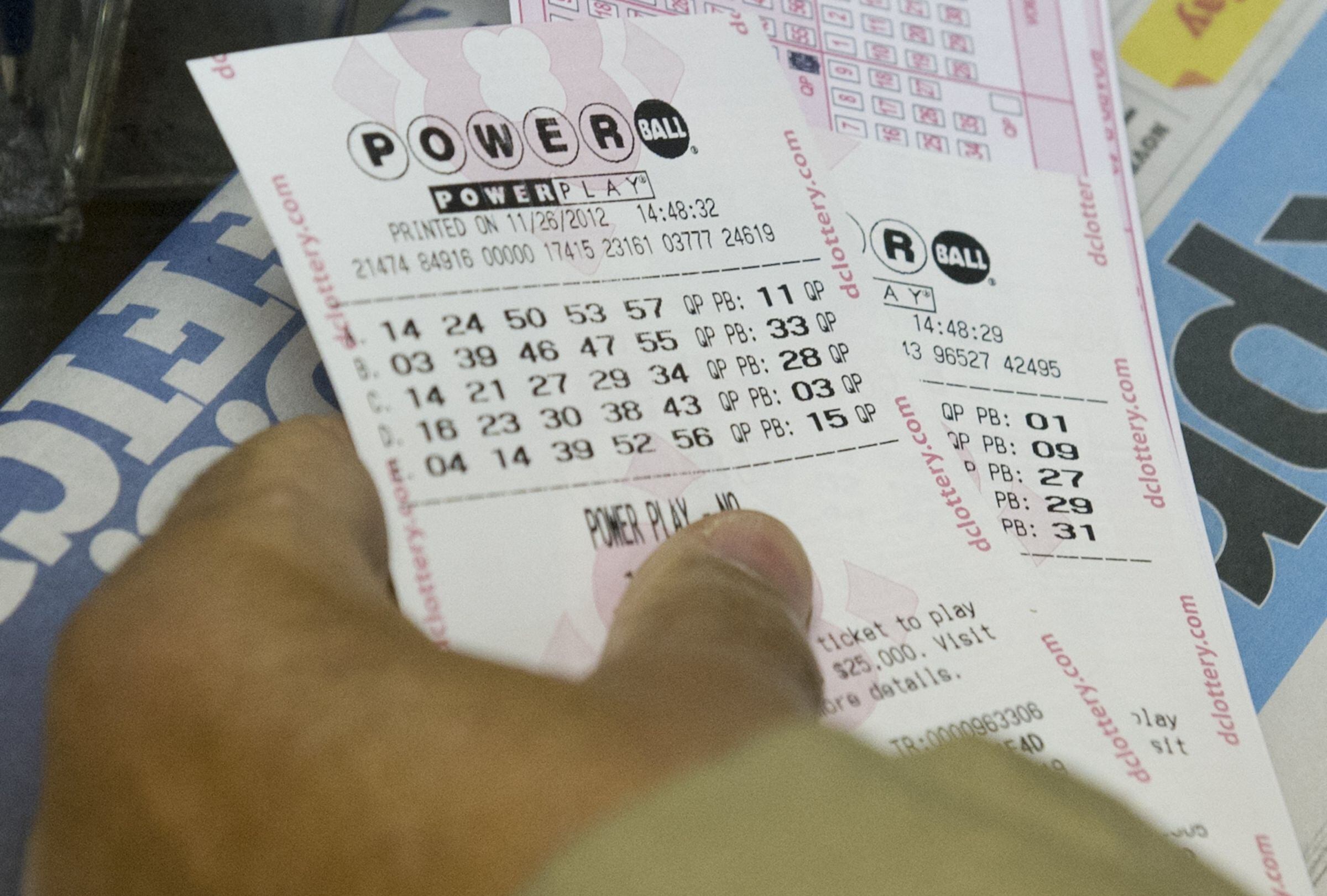 En esta nota conocerás los resultados del sorteo del Powerball del miércoles 27 de mayo y descubrir si alguien se quedó con el premio mayor. (Foto: SAUL LOEB / AFP)