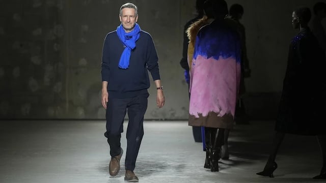 Diseñador belga Dries Van Noten anuncia su retiro de la moda