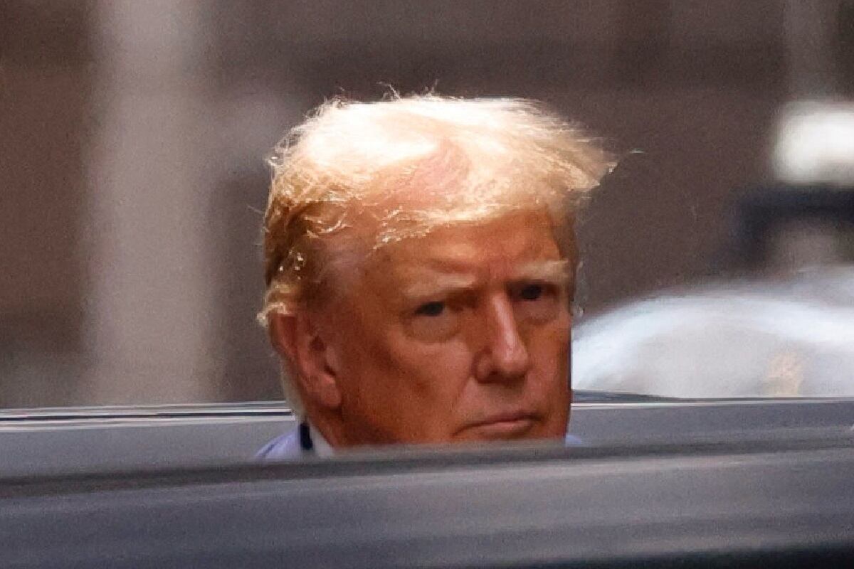 El expresidente de Estados Unidos y candidato presidencial republicano Donald Trump abandona la Torre Trump, en la ciudad de Nueva York, el 31 de mayo de 2024. (Foto de Kena Betancur / AFP)