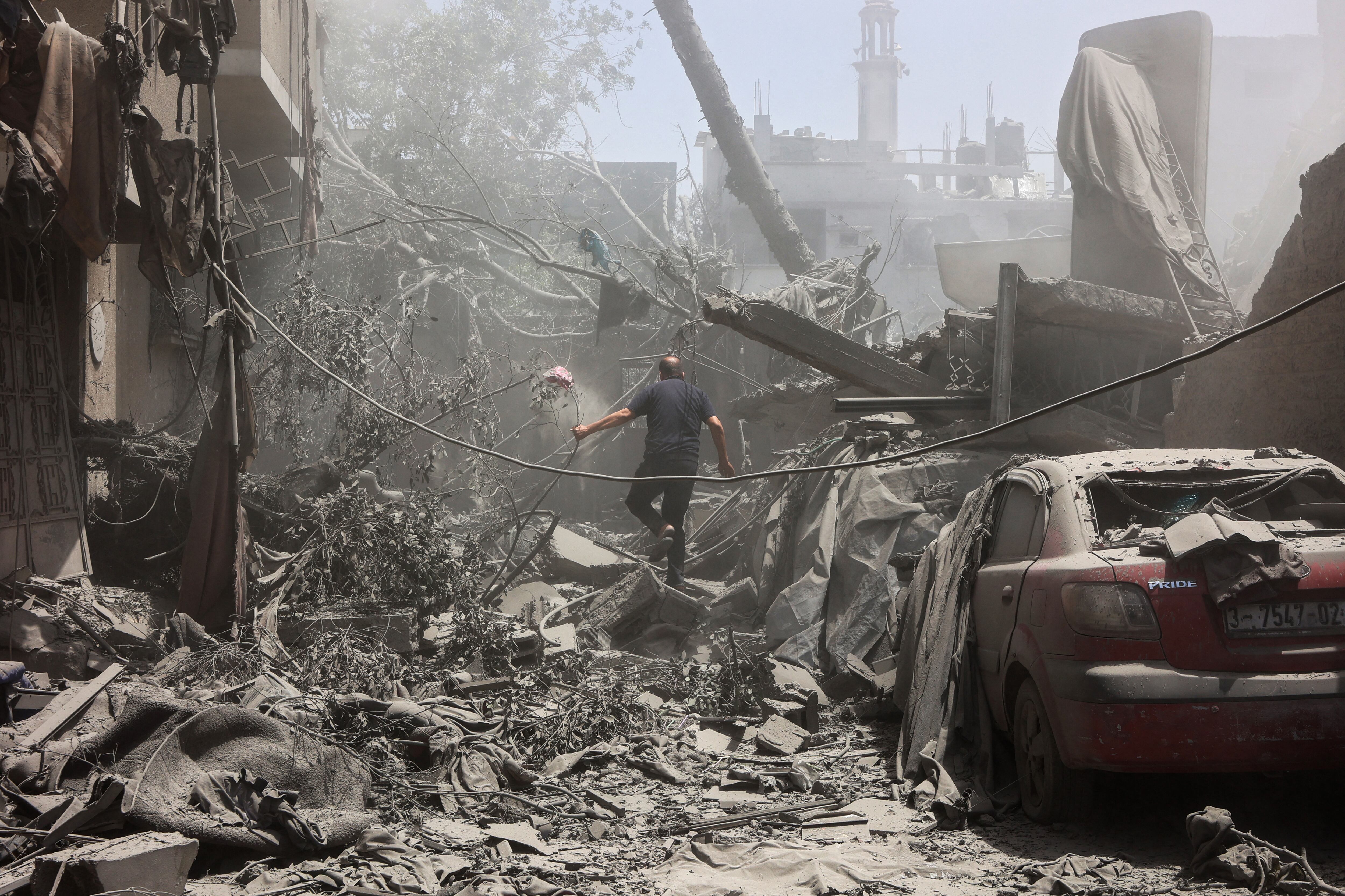 Un hombre palestino inspecciona los escombros tras los ataques israelíes contra la vivienda de la familia al-Qattaa en el barrio de al-Tuffah, en la ciudad de Gaza, el 31 de mayo de 2025. (Foto de Omar AL-QATTAA / AFP).