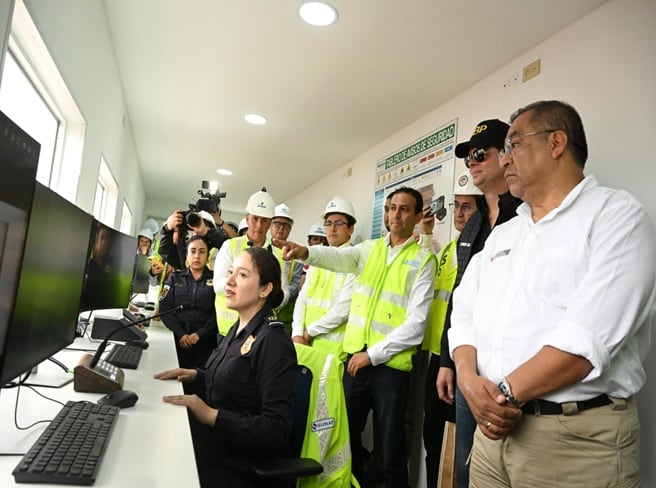 Bernie Navarro, embajador de EE.UU. en Perú (con lentes y gorra negra), durante la instalación de 2 escáneres donados al puerto de Chancay en junio. Foto: Sunat.