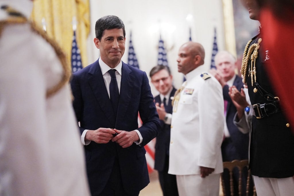 El nuevo presidente de la Reserva Federal, Kevin Warsh, sale del Salón Este de la Casa Blanca tras la ceremonia de juramento en Washington, D.C., el 22 de mayo de 2026. El Senado estadounidense confirmó a Kevin Warsh como nuevo presidente de la Reserva Federal el 13 de mayo para dirigir un banco central cuya independencia está siendo cuestionada y con una inflación que alcanza su nivel más alto en tres años. (Foto de Aaron Schwartz / AFP)