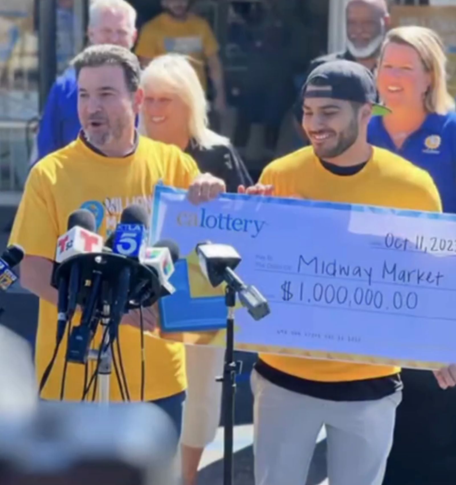 Lotería de California otorga un millón de dólares a los dueños la licorería Midway Market (Foto: Lotería de California)