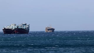 Irán dice haber lanzado misiles contra buques de EE.UU. pero Washington lo niega
