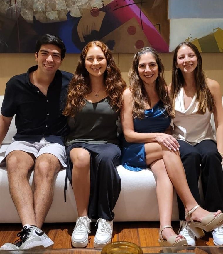 Johana Inti, CEO de NGR (la segunda de la derecha), junto a sus hijos. Foto cortesía para G de Gestión.