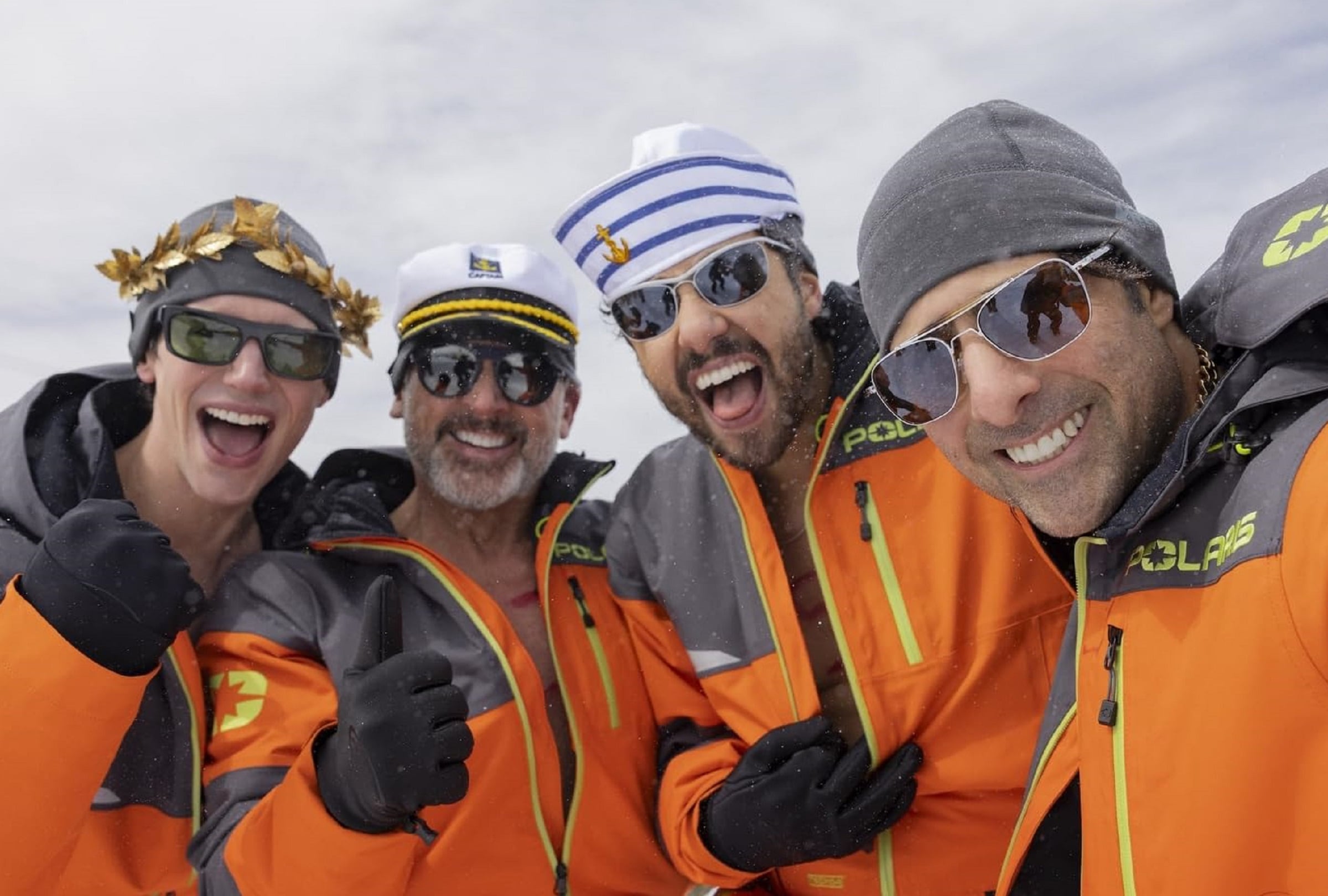 Cory Michael Smith como Venis, Steve Carell como Randall, Ramy Youssef como Jeff y Jason Schwartzman como Hugo Van Yalk en la serie "Mountainhead" (Foto: HBO)