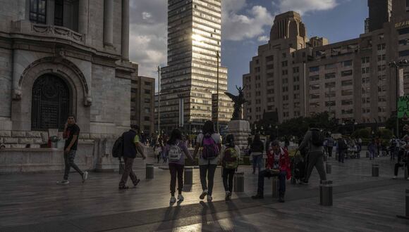 Peatones caminan frente al Palacio de Bellas Artes en Ciudad de México, México, el miércoles 21 de diciembre de 2022. Fotógrafo: Alejandro Cegarra/Bloomberg