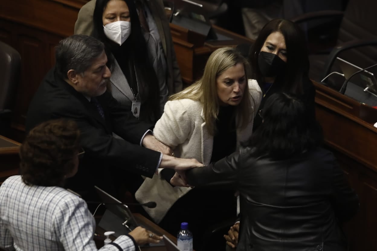 Momento de la agresión de María del Carmen Alva a Isabel Cortez. (Foto: Cesar Campos / @photo.gec)