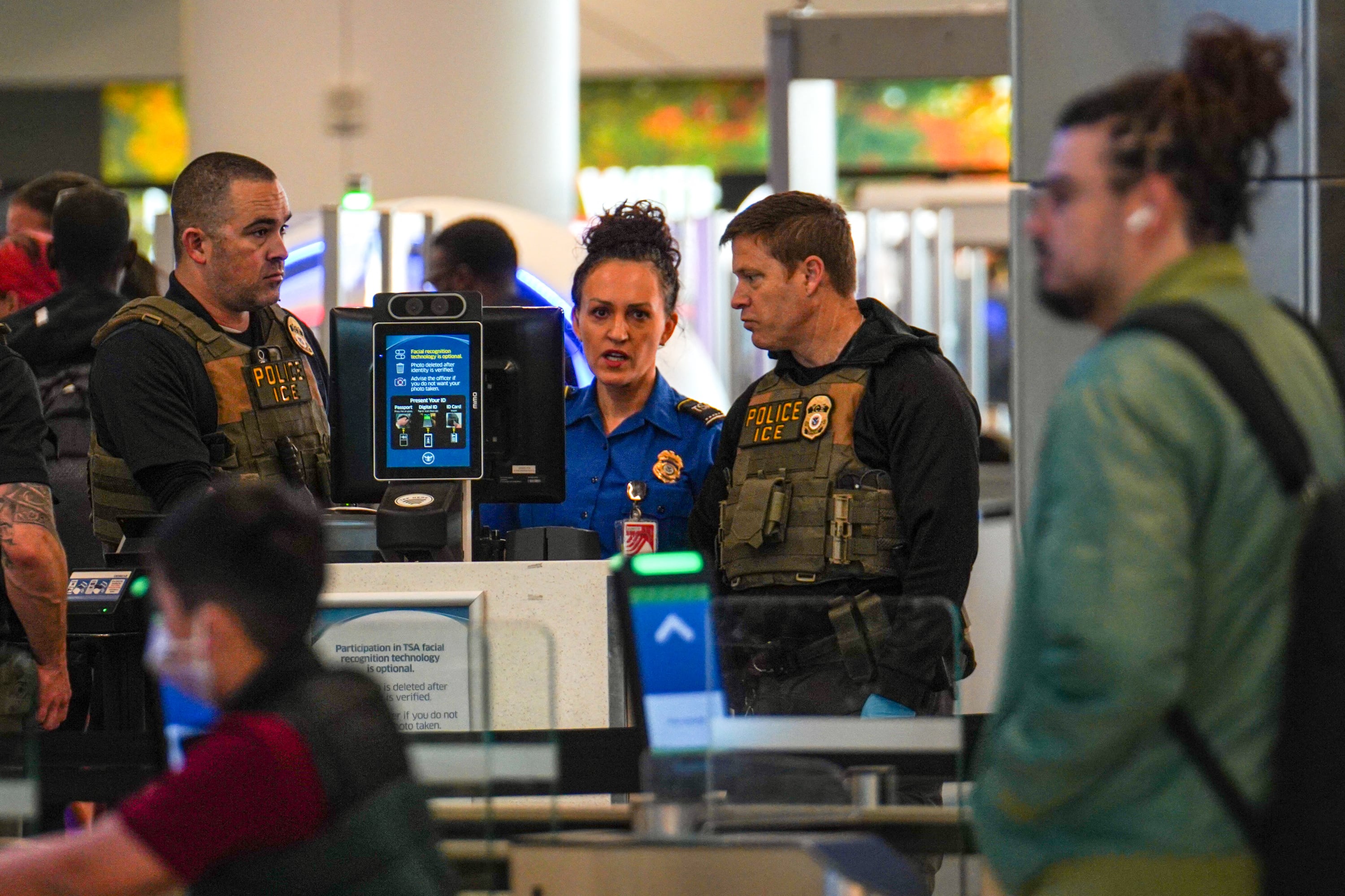 Los agentes de ICE representan un temor para aquellos inmigrantes que necesiten realizar un viaje desde EE.UU. en estos días. (Crédito: RYAN MURPHY / GETTY IMAGES NORTH AMERICA / Getty Images via AFP)