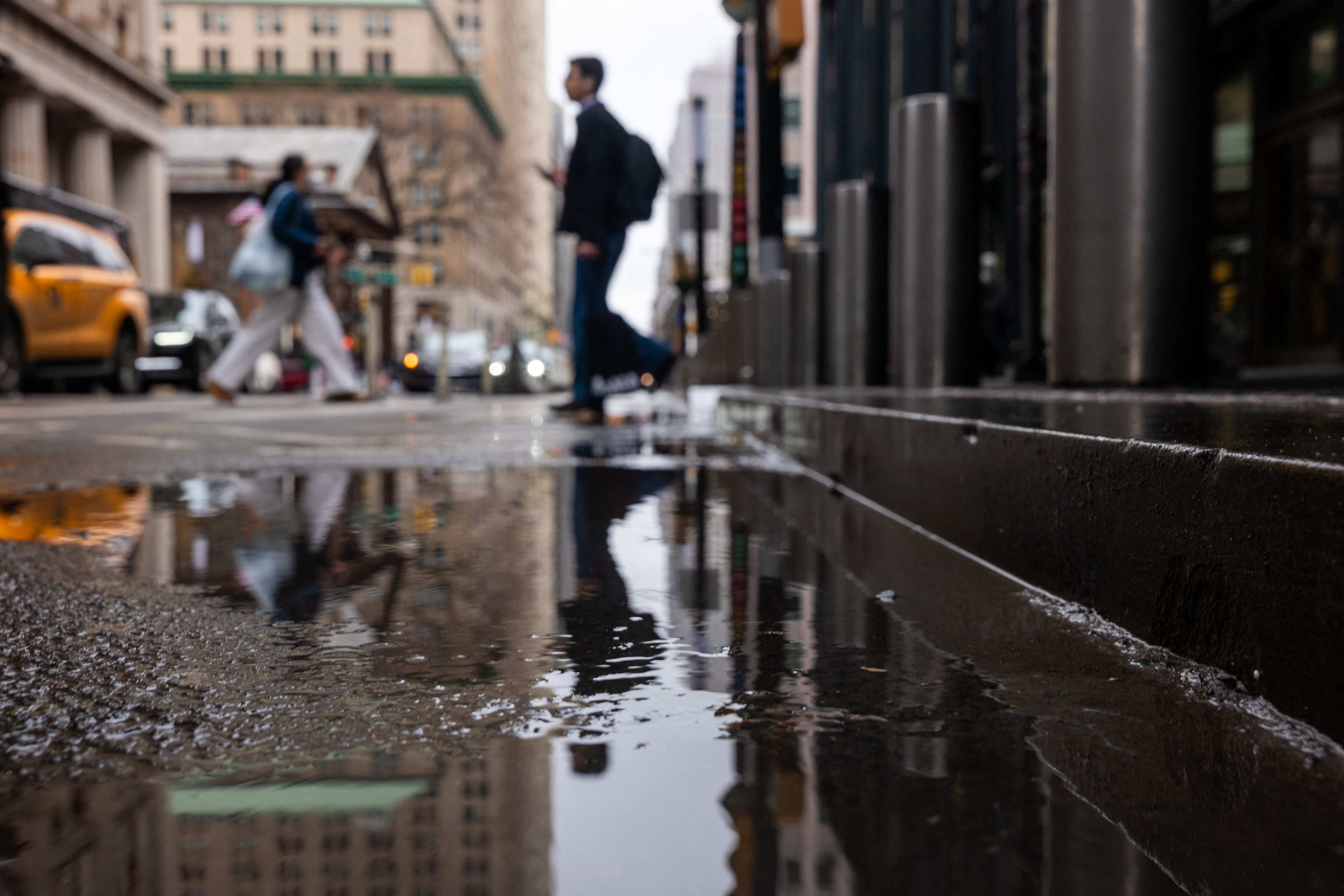 Ante las intensas lluvias, se espera la acumulación de charcos en vías y aceras. (Crédito: SPENCER PLATT / GETTY IMAGES NORTH AMERICA / Getty Images via AFP)