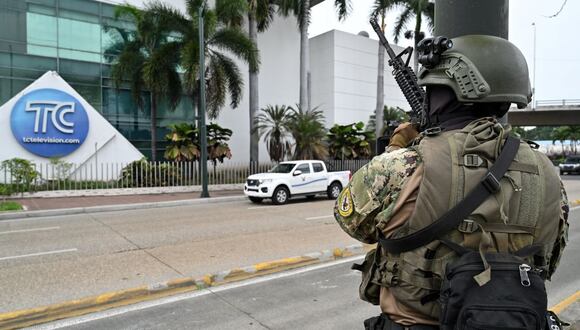 Un soldado ecuatoriano hace guardia frente al canal de televisión TC de Ecuador después de que hombres armados no identificados irrumpieran en el estudio de televisión estatal en vivo el 9 de enero de 2024, en Guayaquil, Ecuador (Foto: Marcos Pin / AFP)