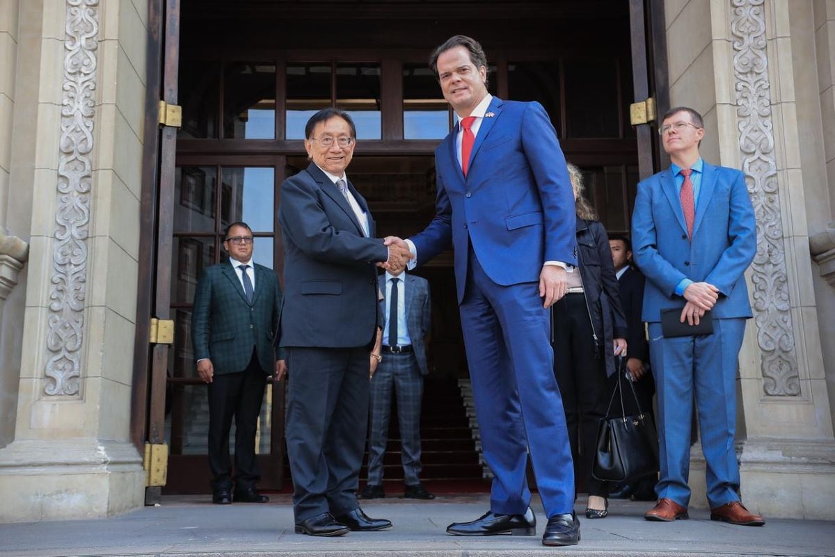 El presidente encargado José María Balcázar y el embajador de Estados Unidos, Bernie Navarro, se reunieron este viernes en Palacio de Gobierno. Foto: Presidencia.