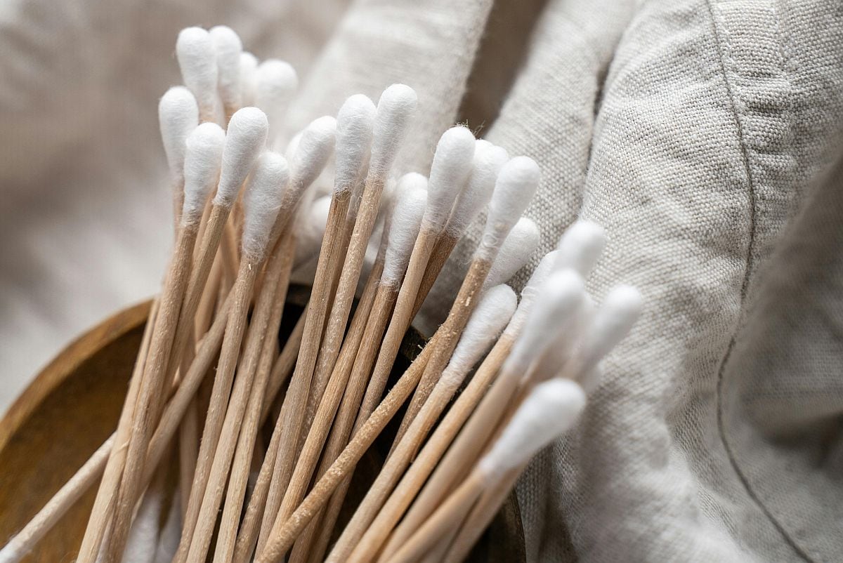 Estos pequeños palitos con algodón nunca se diseñaron para introducirse en el conducto auditivo. (Foto: Rohan Dalal / Pexels)