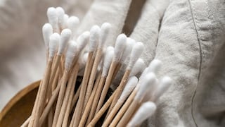 Por qué los expertos no aconsejan limpiar el oído usando un bastoncillo de algodón