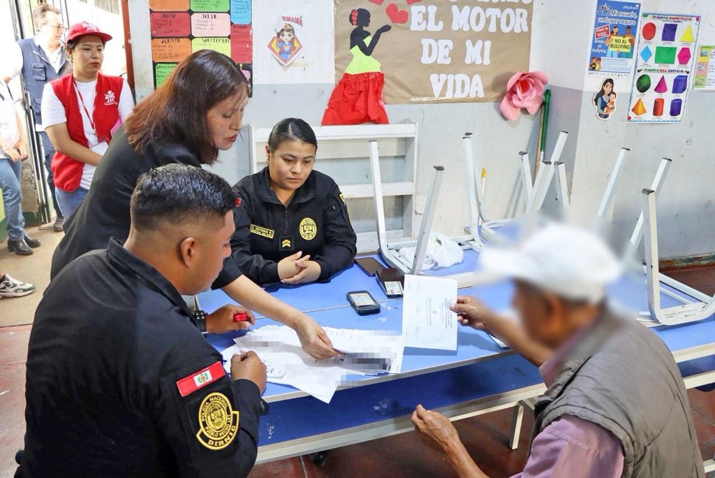 La Tercera Fiscalía Provincial Especializada en Prevención del Delito de Lima Norte participó en la detención en flagrancia de Oracio Rafaile (81), quien presuntamente habría marcado varias cédulas de votación en la institución educativa Enrique Milla Ochoa, ubicada en el distrito de Los Olivos.