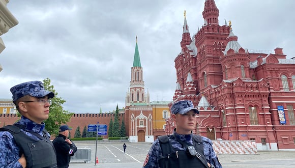 Oficiales de la Guardia Nacional Rusa (Rosgvardiya) patrullan un área alrededor del Kremlin en Moscú, el 24 de junio de 2023. (Foto por AFP)