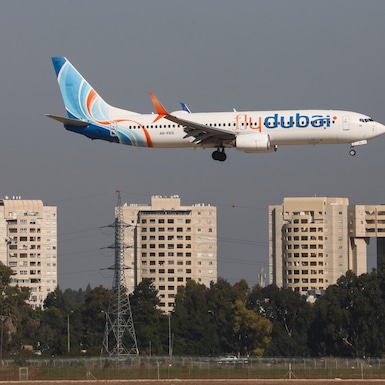 Imagen de archivo de un avión de la compañía FlyDubai aterrizando en Tel Aviv, Israel. (EFE/ Abir Sultan).