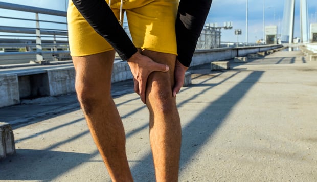 Lesiones comunes incluyen sobrecargas musculares y esguinces, afectando la salud y finanzas. Una cirugía básica puede superar los S/5,000 con una afectación compleja. Foto: referencial / iStock