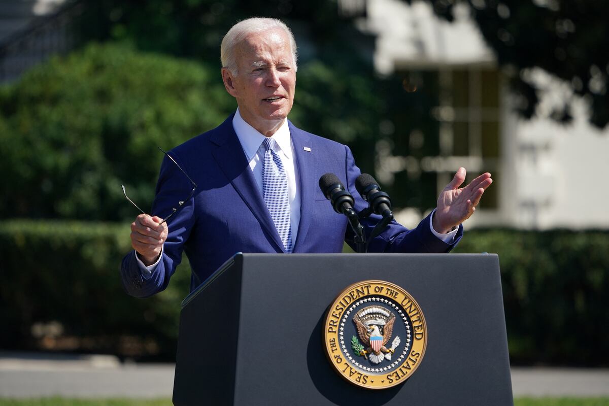 “El pueblo estadounidense ya comenzó a sentir algo de alivio ante los precios altos”, dijo Biden en un comunicado. (Foto: MANDEL NGAN / AFP).