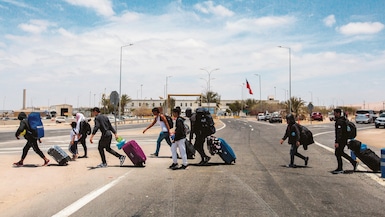Migrantes caminan cerca del cruce fronterizo de Cachalluta con Perú, a unos 25 km al norte de Arica, Chile, el 28 de noviembre de 2025.