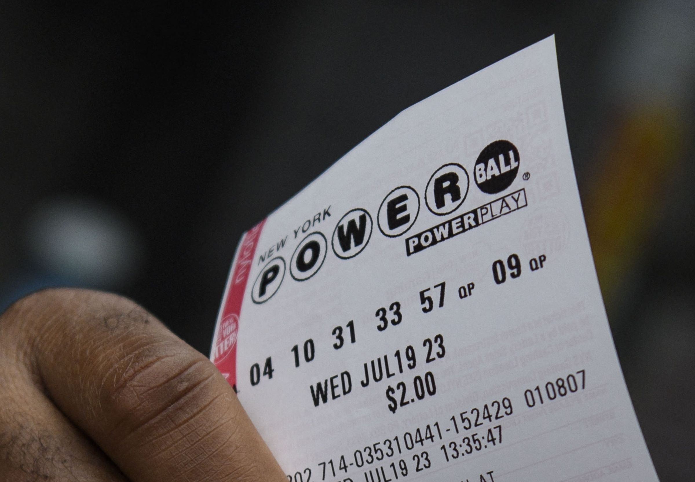 Por lo general, los participantes del Powerball pueden reclamar un premio de hasta $600 en cualquier lotería autorizada de la jurisdicción donde compraron el boleto. (Foto: Angela Weiss / AFP)