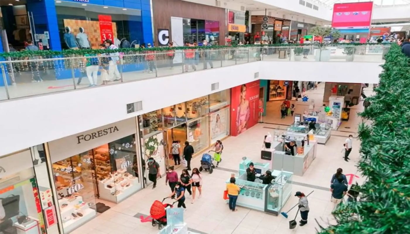 Las tiendas de moda continúan liderando la oferta comercial en los malls limeños, mientras cadenas asiáticas como Miniso y Yoyoso siguen expandiendo su presencia. Foto: Andina