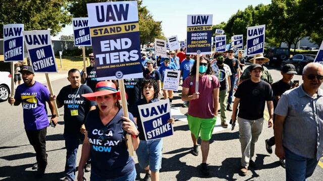 Sindicato UAW amplía su huelga a una planta de Stellantis en Míchigan