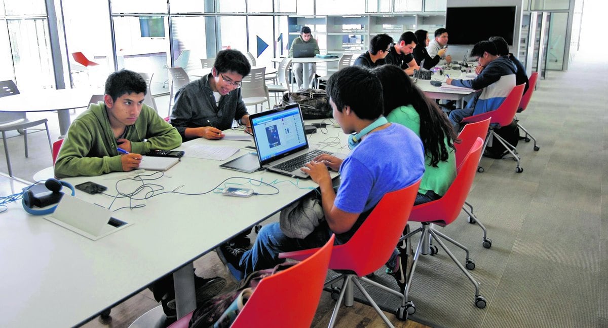 Educación superior en Perú enfrenta una brecha de talento. Expertos plantean carreras más cortas, formación técnica y cambios ante la IA. Foto: GEC
