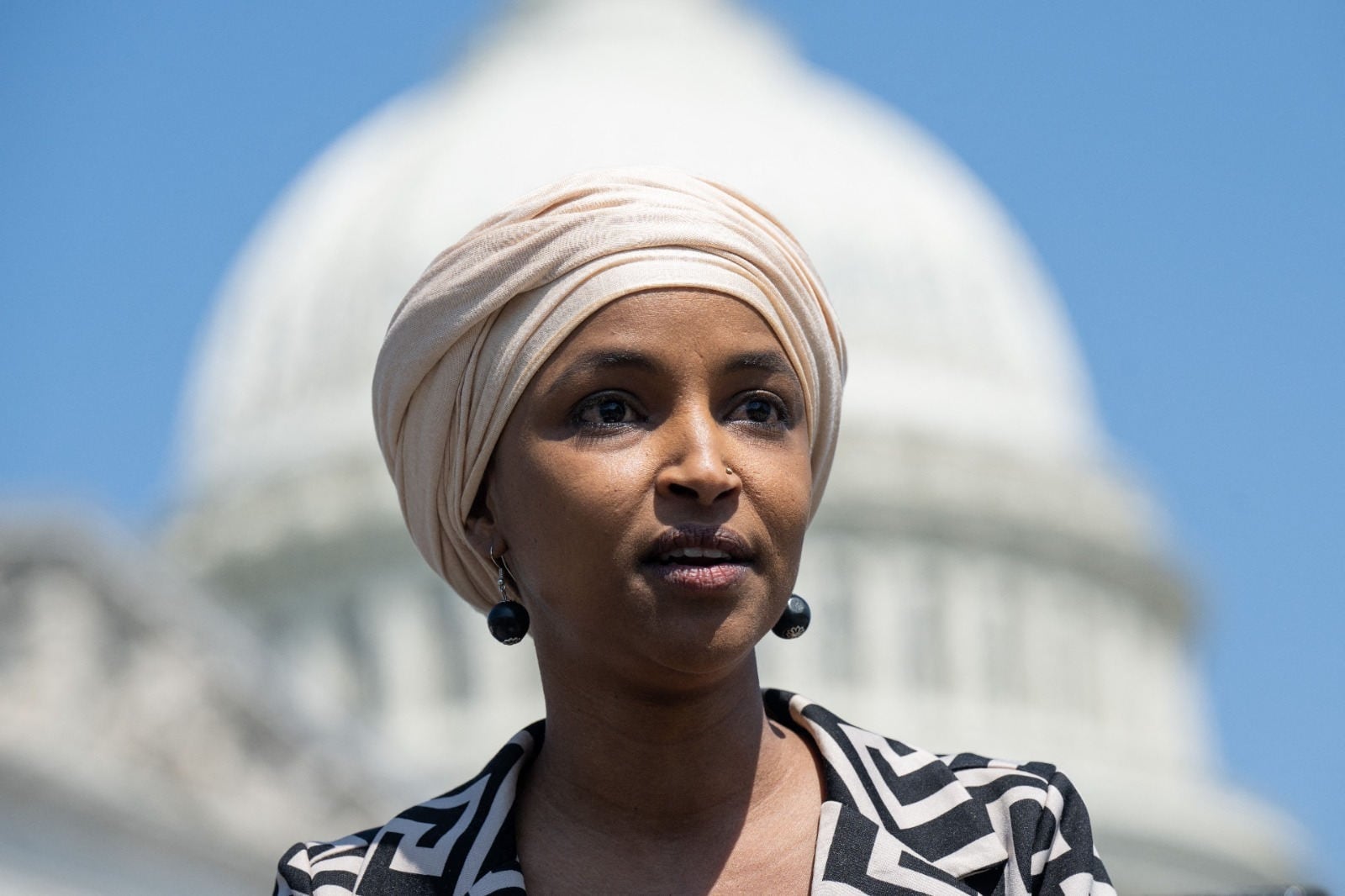 La representante estadounidense Ilhan Omar, demócrata de Minnesota, habla durante una conferencia de prensa frente al Capitolio, el 18 de mayo de 2023. (Foto por SAUL LOEB / AFP).