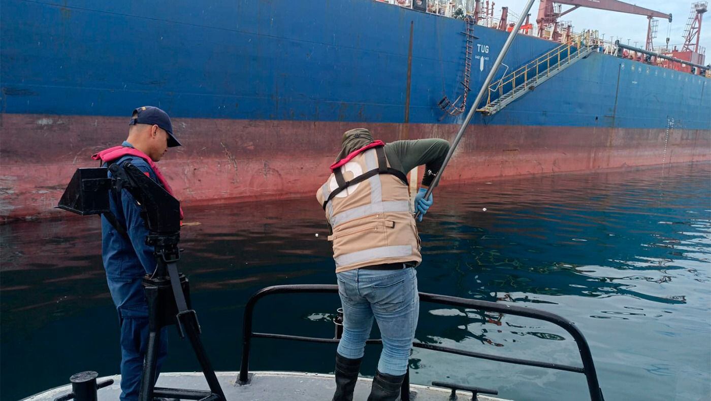 Los trabajos de supervisión de la OEFA se realizan en el área submareal del Muelle de Carga Líquida N.º 2 de la Refinería Talara. Foto: OEFA.