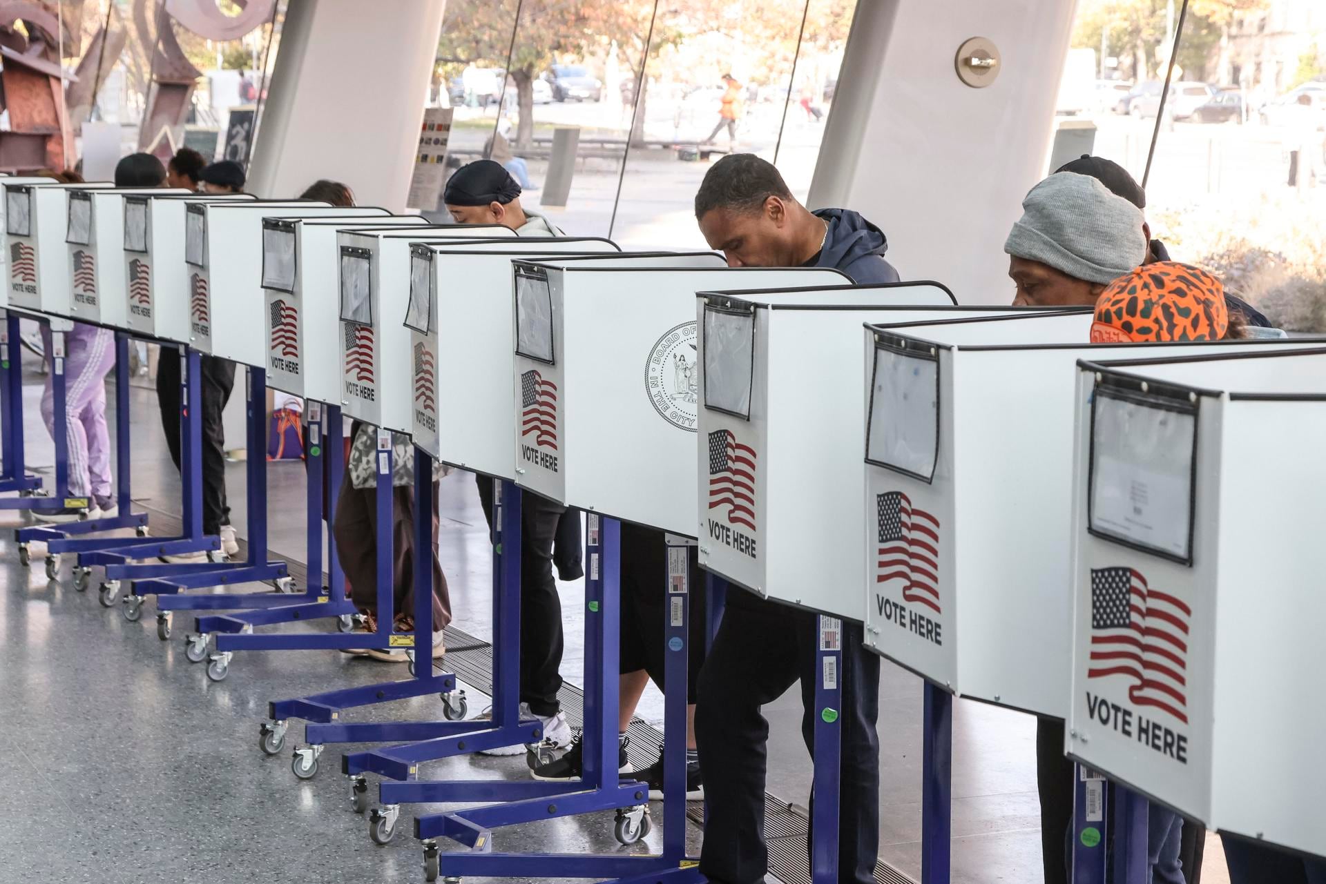 Los votantes emiten su voto en un centro de votación en el vestíbulo del Museo de Brooklyn el día de las elecciones en el distrito de Brooklyn de Nueva York, Nueva York, EE.UU., 05 de noviembre de 2024. EFE/EPA/SARAH YENESEL