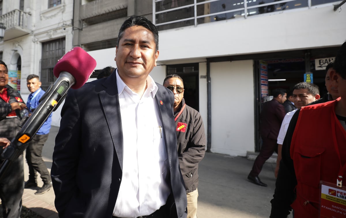 Vladimir Cerrón informó que este jueves se definirá la propuesta de Perú Libre para la Mesa Directiva. (Foto: Britanie Arroyo)