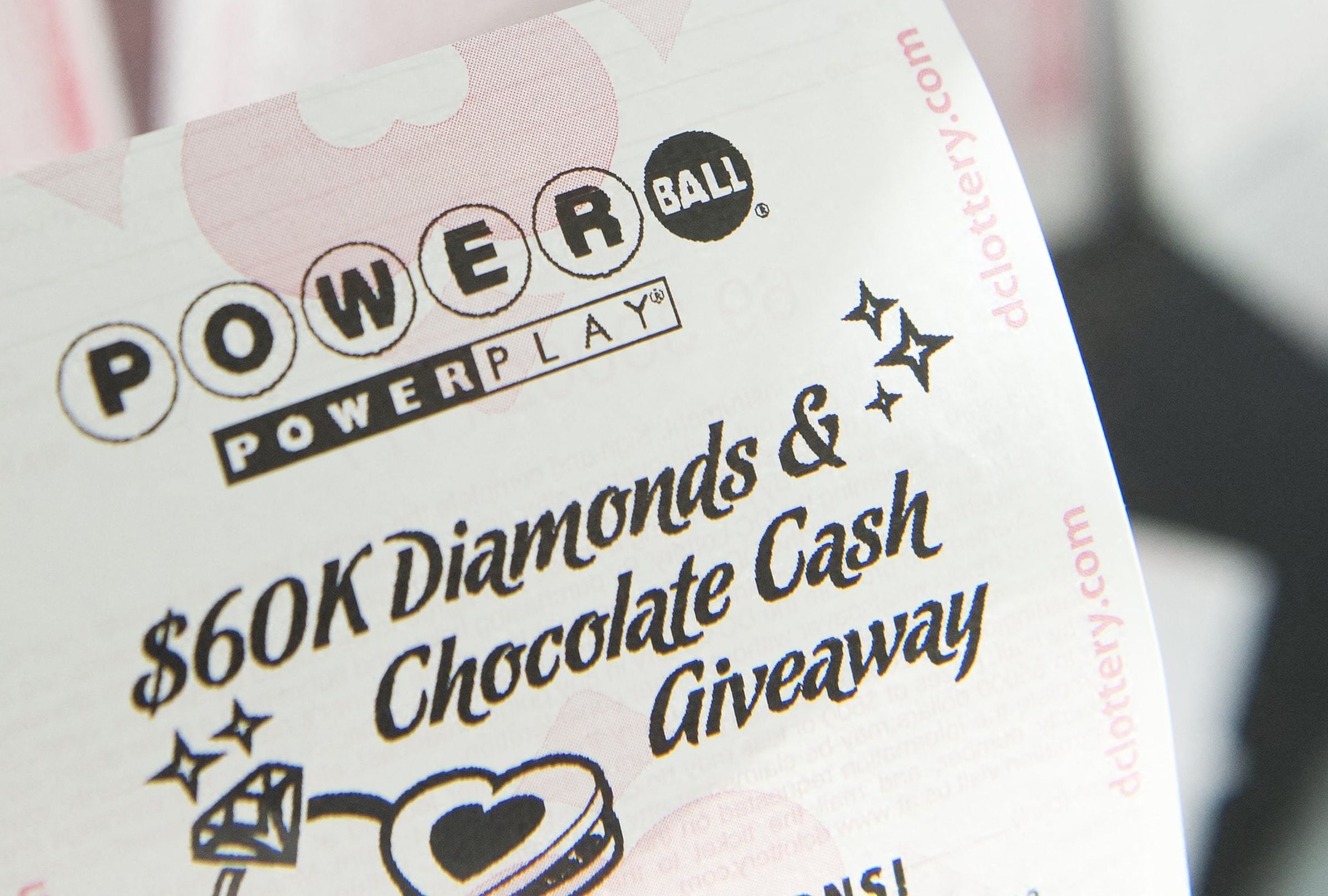 En esta nota conocerás los resultados del sorteo del Powerball del miércoles 3 de diciembre y descubrir si alguien se quedó con el premio mayor. (Foto: SAUL LOEB / AFP)