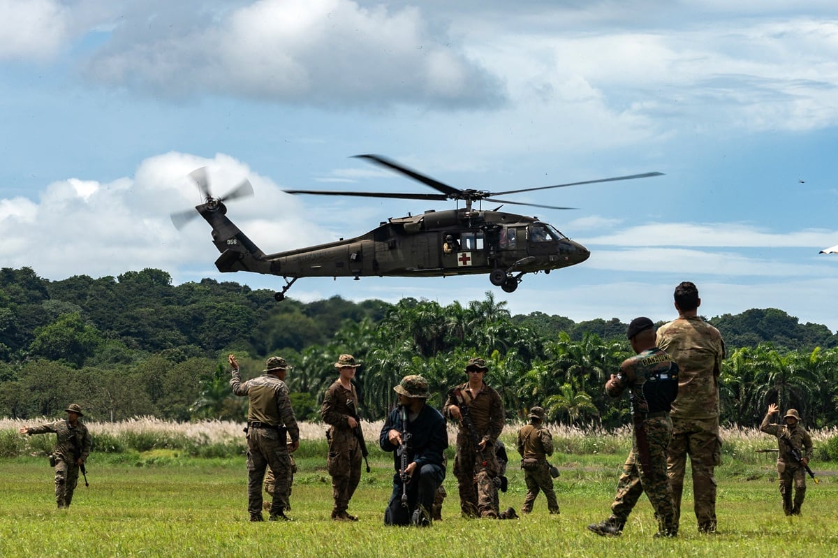 Personal militar panameño y estadounidense participa en un entrenamiento en la Escuela de la Selva en la antigua base militar estadounidense Sherman en Colón, Panamá, el 22 de octubre de 2025. (WALTER HURTADO / AFP)