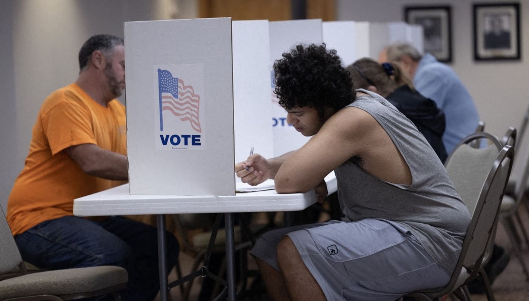 Para inmigrantes y residentes permanentes, declarar falsamente ciudadanía estadounidense para votar puede poner en riesgo la green card y abrir un proceso de deportación. En la imagen, los residentes emiten su voto en un centro de votación en la iglesia de San Antonio el 5 de noviembre de 2024 en Saranac, Michigan (Foto: Scott Olson / Getty Images/AFP)