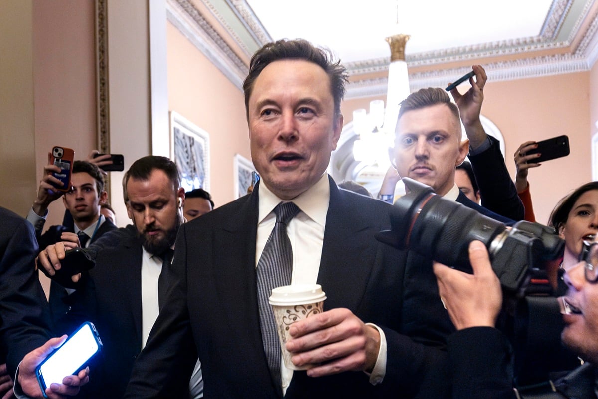“Haremos el nuevo algoritmo de X, incluyendo todo el código usado para determinar qué publicaciones orgánicas y publicitarias se recomiendan a los usuarios, de código abierto en 7 días”, escribió Musk en la red. (Foto de EFE/EPA/JIM LO SCALZO)