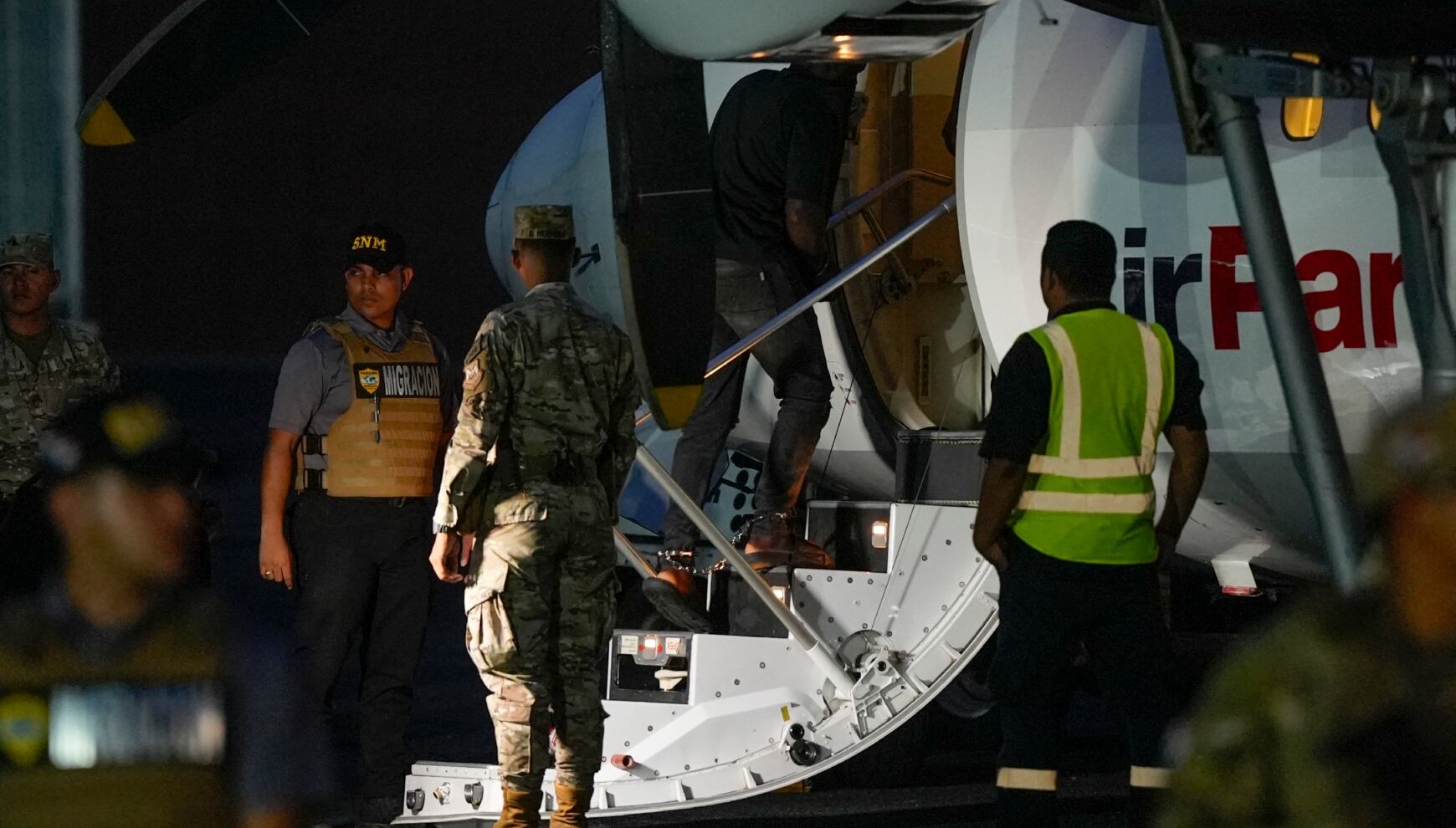 Un grupo de ciudadanos colombianos son llevados a los aviones financiados por Estados Unidos (Foto: AFP)