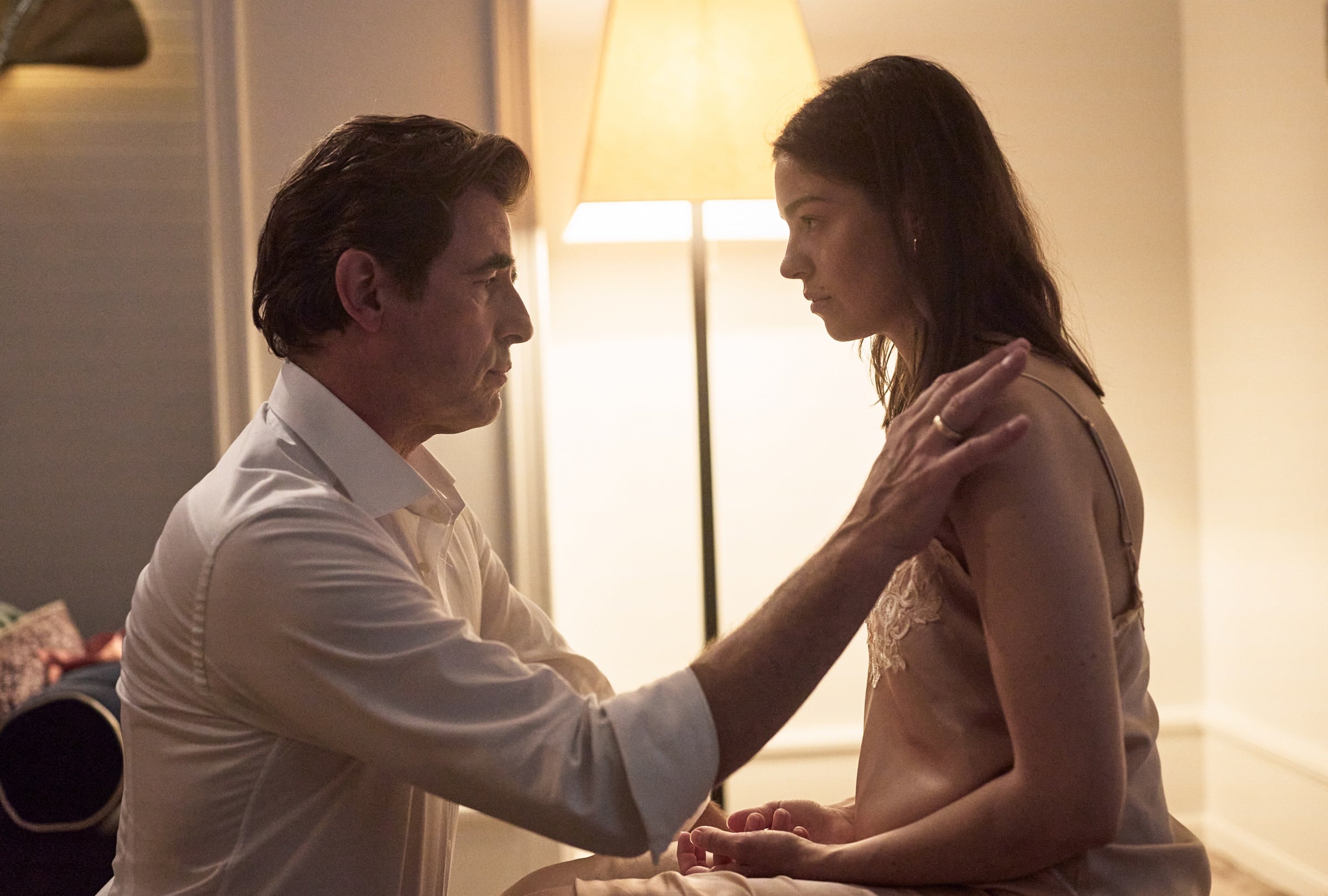 Claes Bang interpreta a Edmund y Natalie Madueno interpreta a Louise Andersen/ Helene Søderberg en la película danesa "The Secret Woman" (Foto: Netflix)