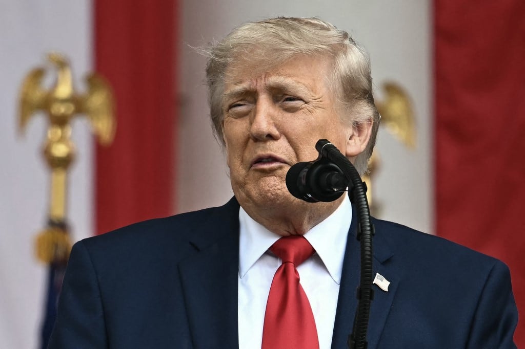 El presidente de Estados Unidos, Donald Trump, pronuncia un discurso durante la ceremonia nacional del Día de los Caídos en el Anfiteatro Memorial del Cementerio Nacional de Arlington, en Arlington, Virginia, el 25 de mayo de 2026. (Foto de Kent NISHIMURA / AFP)