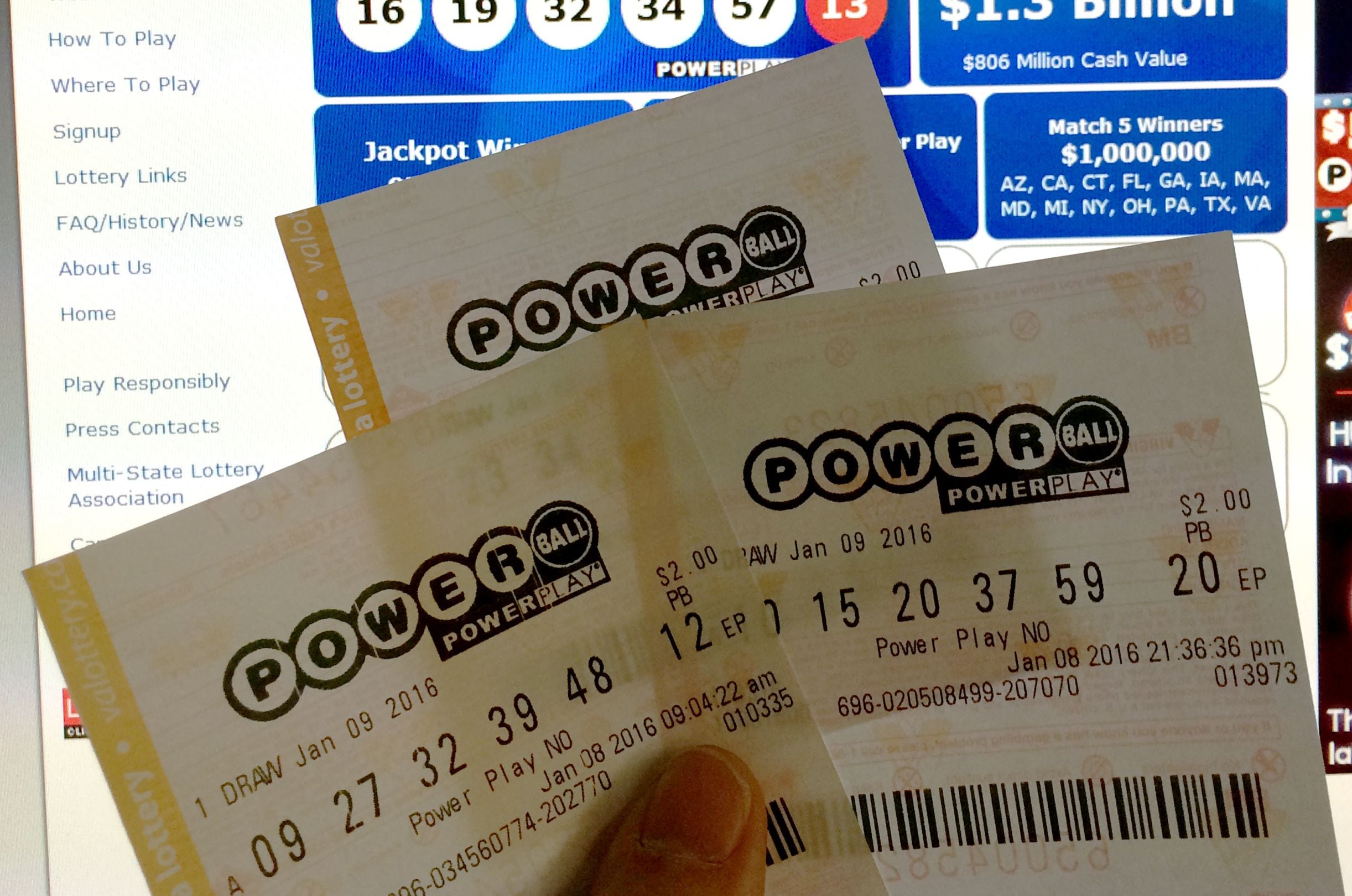 Por lo general, los participantes del Powerball pueden reclamar un premio de hasta $600 en cualquier lotería autorizada de la jurisdicción donde compraron el boleto. (Foto: KAREN BLEIER / AFP)