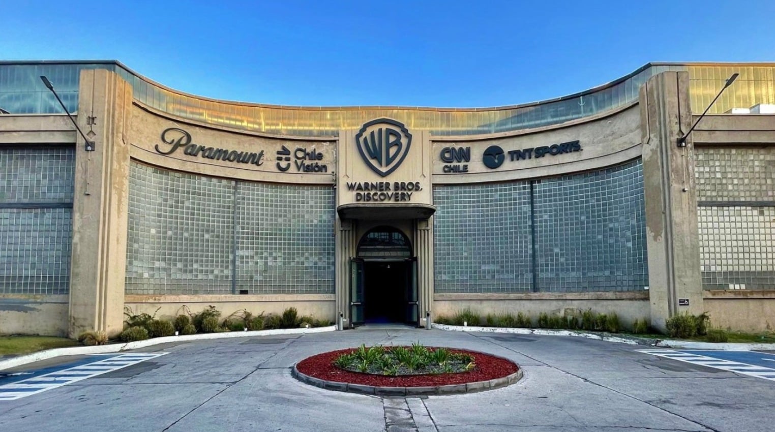 Chilevisión fue adquirido por el Grupo Vytal a Paramount en una operación que marcó el inicio de su expansión en la televisión abierta de la región.