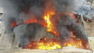 Puente Piedra: incendio consume almacén de productos de reciclaje