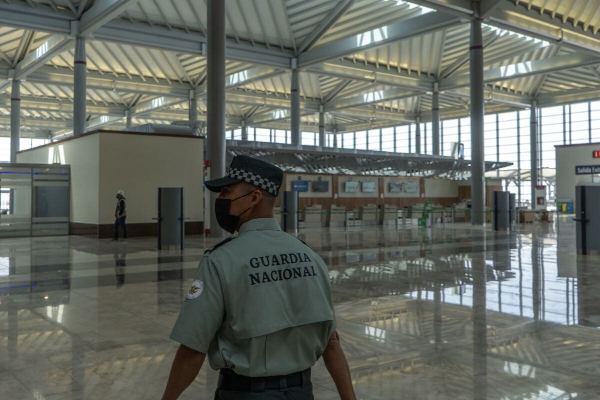 Un miembro de la Guardia Nacional Mexicana en el Aeropuerto Internacional Felipe Ángeles (AIFA) en Zumpango, México, el domingo 13 de marzo de 2022. Fotógrafo: Alejandro Cegarra/Bloomberg