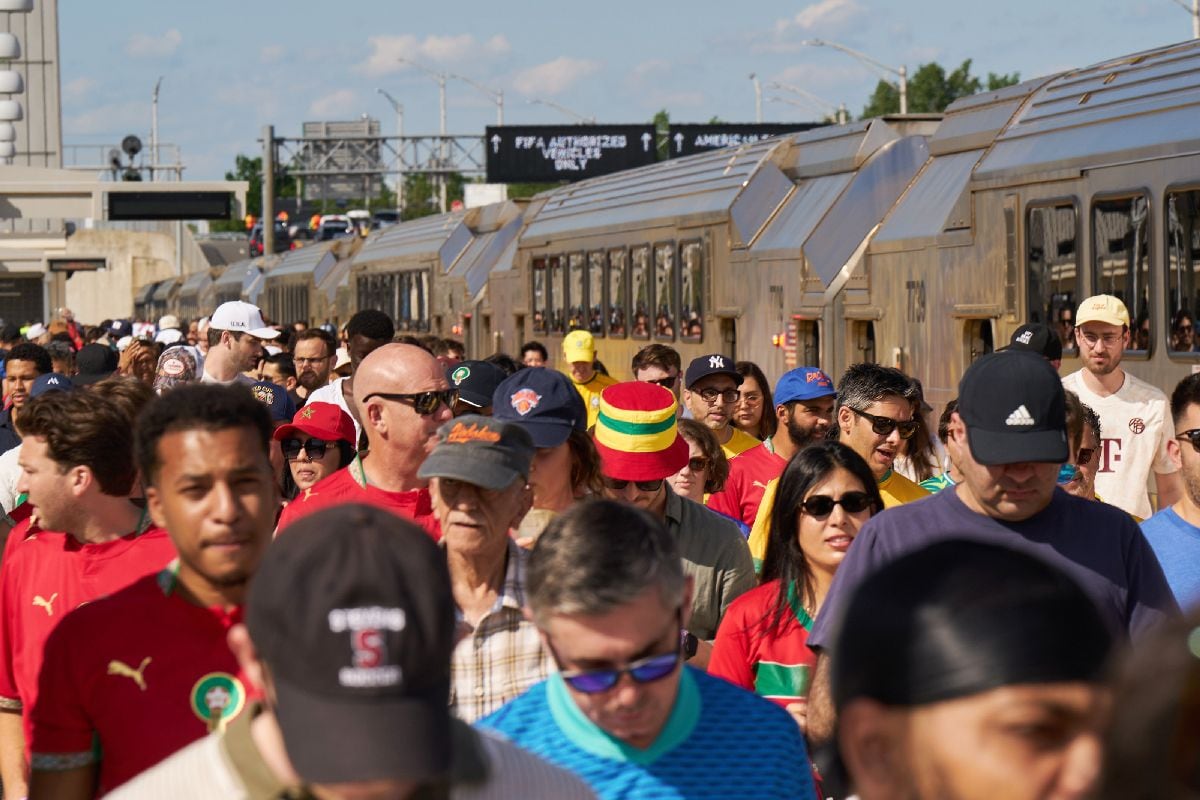 Aficionados llegan a la estación Meadowlands de New Jersey Transit (NJT) para asistir a un partido del Grupo C de la Copa Mundial de la FIFA 2026 en East Rutherford, el 13 de junio.