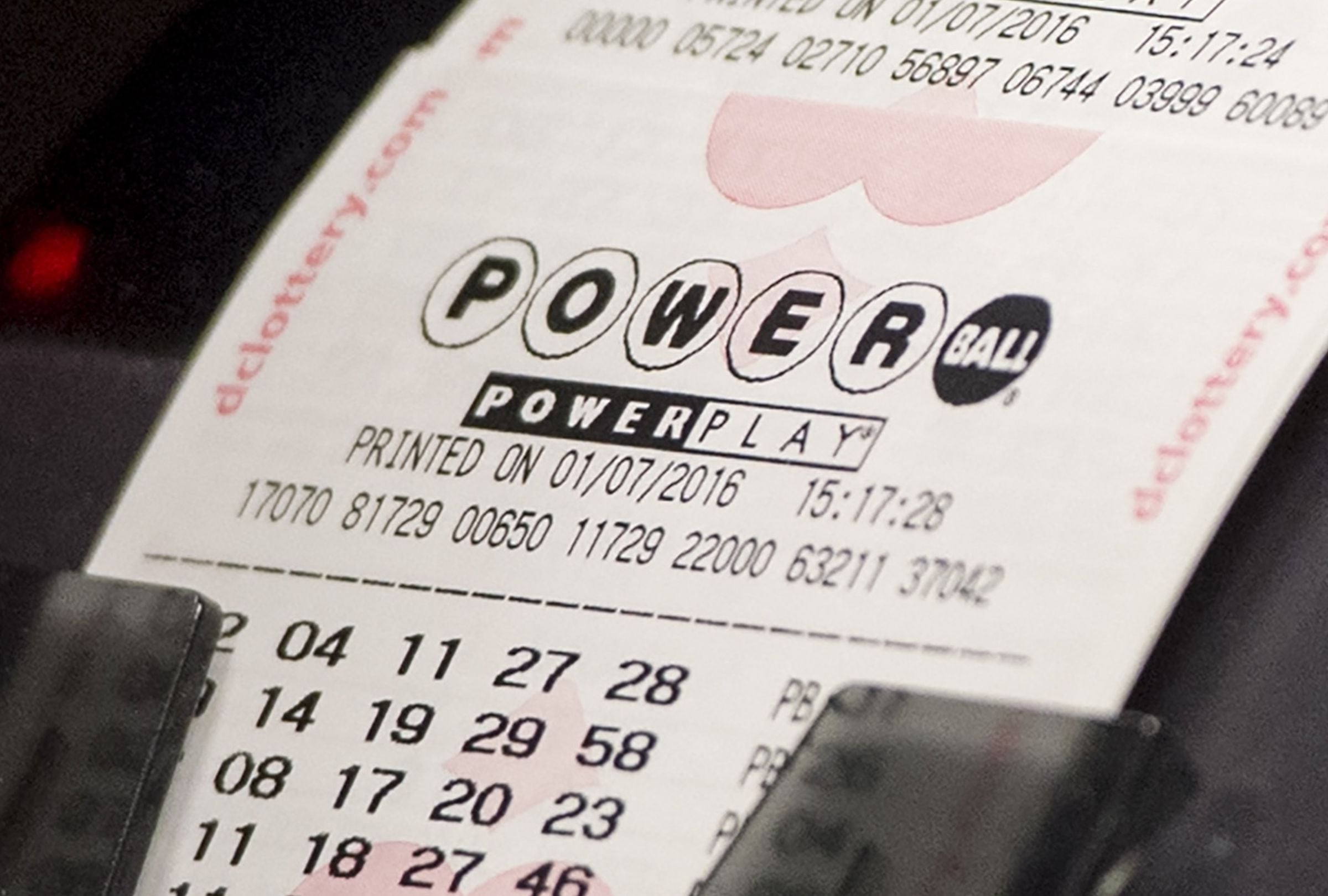 Revisa esta nota para conocer los números ganadores del Powerball en el sorteo del 15/12/2025 y averiguar si el premio mayor ya tiene dueño. (Foto: SAUL LOEB / AFP)